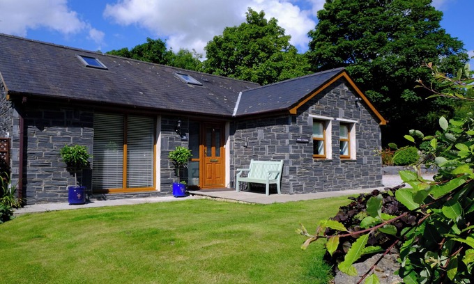 Llanddaniel Fab Cottage | BWTHYN Y GWYNION, pet friendly, country holiday cottage in Gaerwen