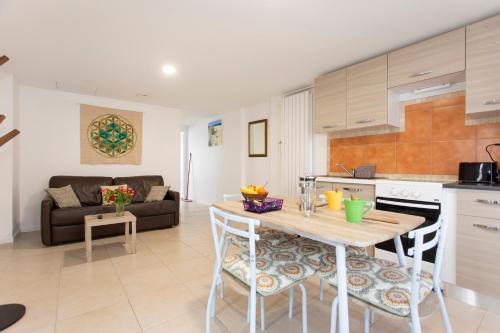 Le Coteau Apartment | Côté jardin 1 - Appartement avec Jardin