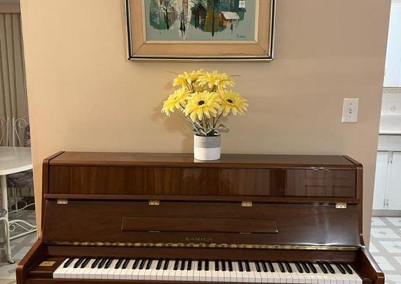 Cloverdale House | C2 Stylish Cozy & Lively Room - Close to amenities for up-to 3 Adults