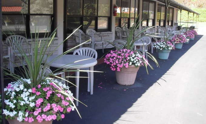 Ivy Lea Hotel | Capricorn Motel Royale Thousand Islands