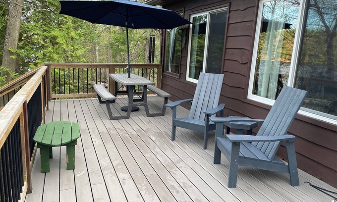Leeds and the Thousand Islands Cottage | Charleston Lake Front Cottage 4 Bedroom