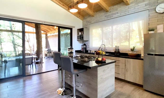 Mazamitla Cabin | ¡cabaña de Lujo con Jacuzzi! Terraza con Vista al Bosque, Ideal Para Familias