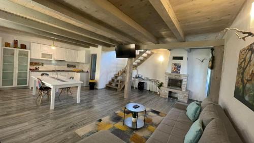 Poiana Marului House | Cabana cu ciubăr din Larguta