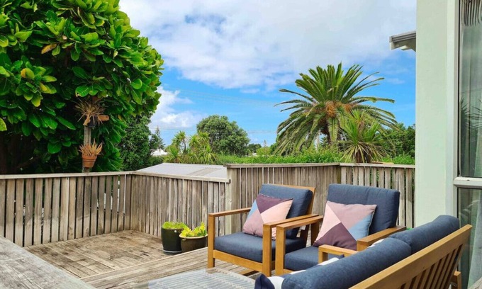 Papamoa Beach Cottage | Cabbage Tree Beach House - Summer or Winter Haven