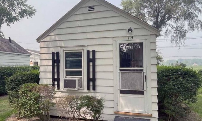 Huron House | Cabin #117 A tranquil 1 bedroom with AC and WiFi