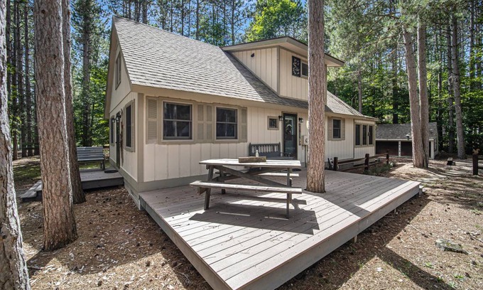 Thompsonville Cottage | Cabin ∙ 2 bedrooms ∙ 8 guests