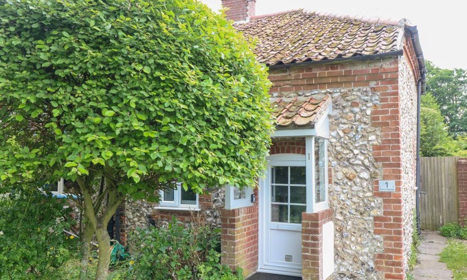 East Rudham Cottage | Cabin ∙ 2 bedrooms ∙ 3 guests
