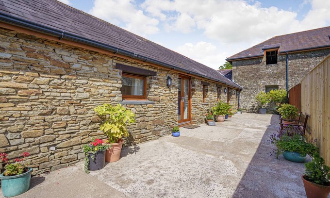 Llanrhidian Higher Cottage | Cabin ∙ 2 bedrooms ∙ 4 guests