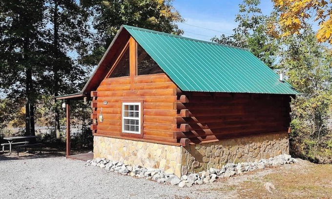 Columbia Cabin | Cabin 3 - Columbia Kentucky, Queen bed, Firepit