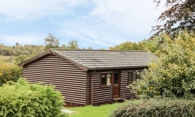Ardue Cabin | CABIN 3, pet friendly, with a garden in Ballyconnell, County Cavan