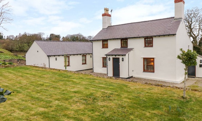 Llandudno Junction Cottage | Cabin ∙ 4 bedrooms ∙ 8 guests