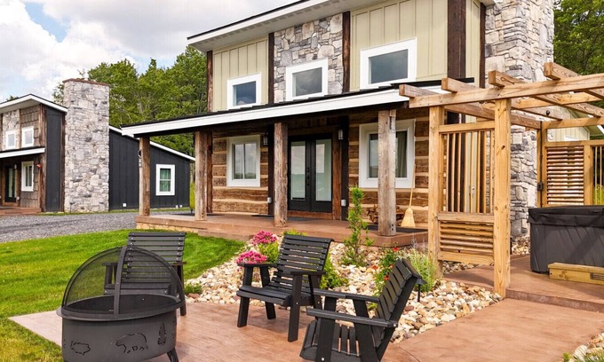 Timberline Cabin | Cabin 4 Two Bed Modern Luxury w Hot Tub