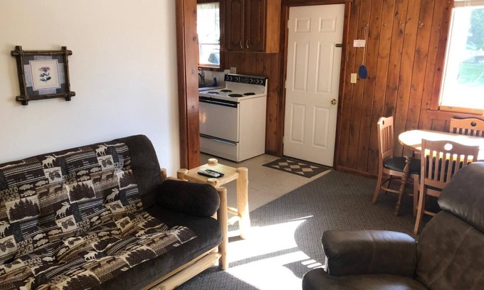 Hines Apartment | Cabin 5 Family Friendly Resort