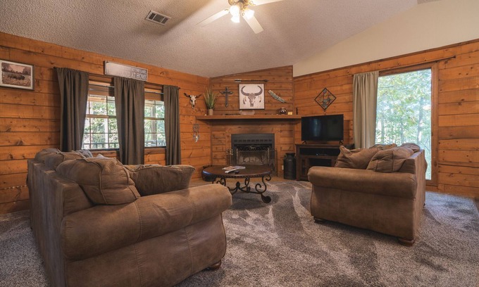 Royal Cabin | Cabin G at Safe Harbor Brady Mountain on Lake Ouachita!