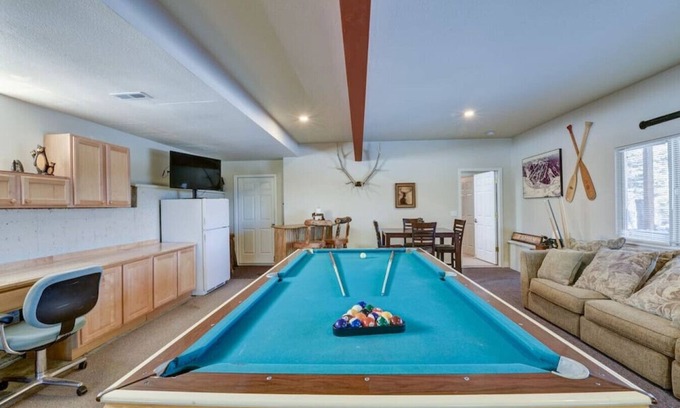 Indian Mountain Cabin | Cabin on 13 acres w/Pool Table & Jacuzzi Tub!