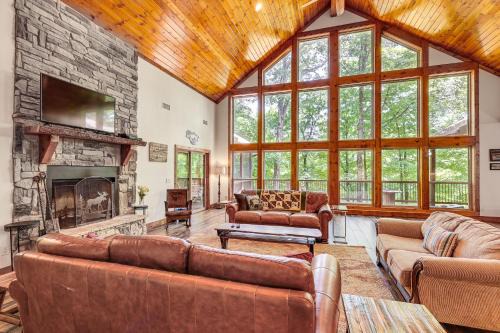 Golden House | Cabin on 23 Acres with Creek Access in Broken Bow