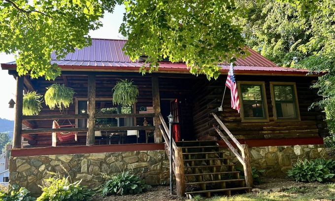 Burnsville Cabin | Cabin on Main- Cozy Downtown Burnsville!