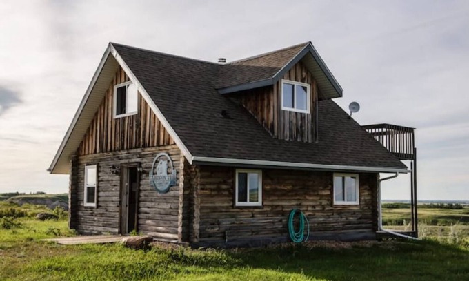 Castor Other | Cabin on the Coulee Farm: Log Cabin Glamping