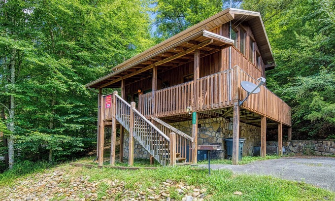 Caton Cabin | Cabin rental near Dollywood And Pigeon Forge with home game room-hot tub-Dog Friendly