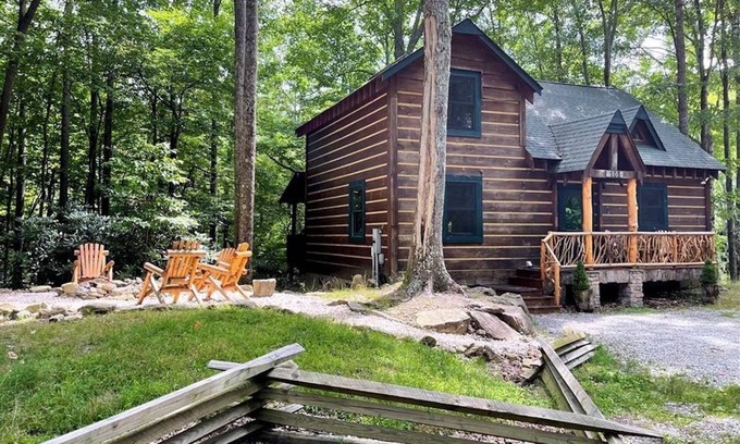 Beech Mountain Cabin | Cabin Retreat! Peaceful, Dog Friendly, Seasonal Views!