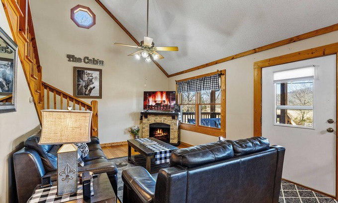 Knoxville Cabin | Cabin, UTK/Neyland, Smokies, 16acres, FP, Hot Tub, Arcade, Fishing, Golf, Pets
