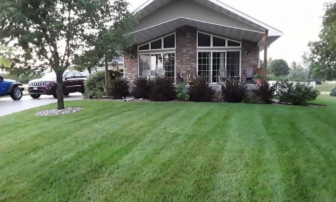 Martell House | Cabin Vibes w/hot tub, game room and within walking distance of 2 golf courses.