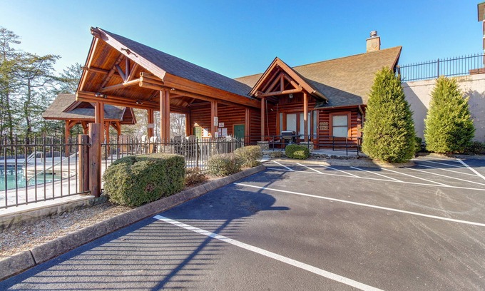 Pigeon Forge Cabin | Cabin with 2 bedrooms by the pool