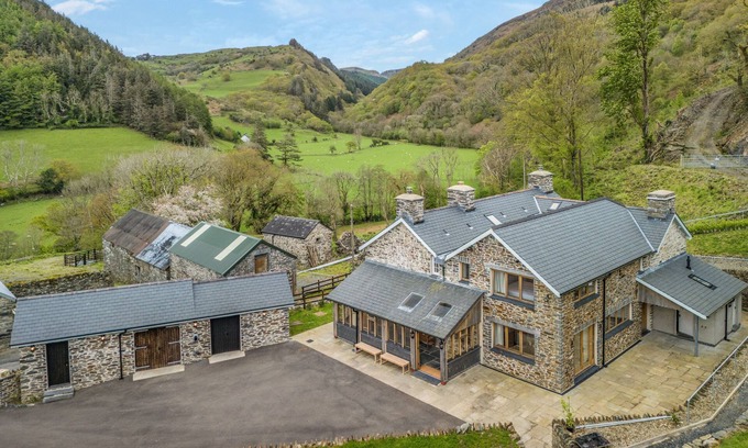 Cwrt House | Caerhedyn - Four Bedroom House, Sleeps 8
