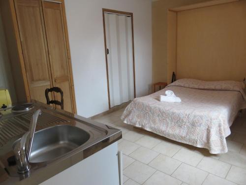 Lanuejols Bed & Breakfast | Café de la Place Gîte & Chambres d'hôtes "Lou Pastre"