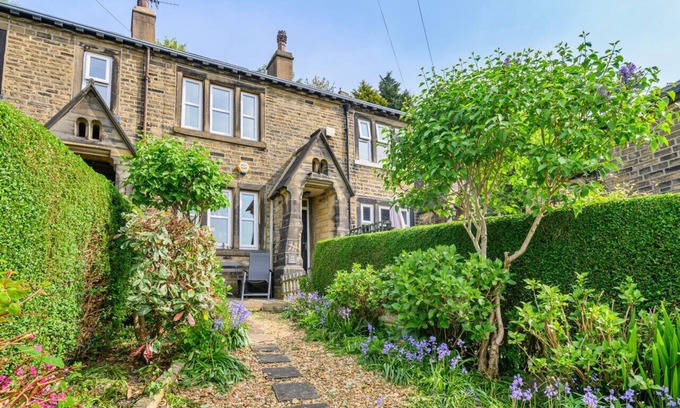 Halifax House | Calder Cottage - One Bedroom House, Sleeps 2