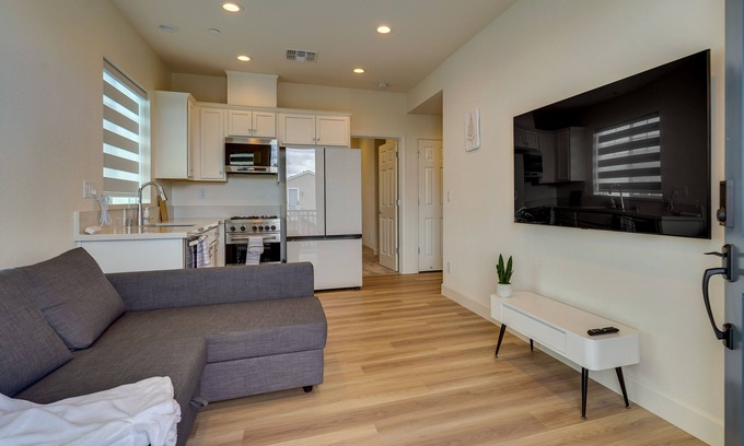 Tracy House | California Midterm Rental with Fenced Yard!