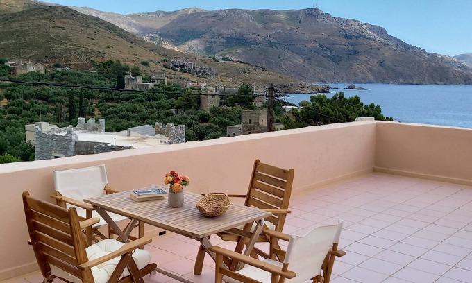 Alika House | Calliope traditional retreat next to the sea