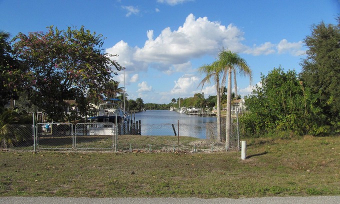 Fort Myers Shores House | Caloosahatchee Boaters: Tropical Bungalow with Water View