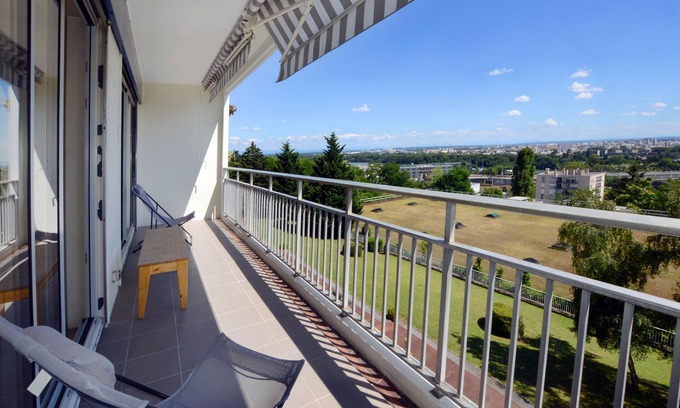 Montessuy Apartment | Caluire limit Lyon 6: 90 m², 2 bedrooms with stunning views, parking, swimming pool, tennis