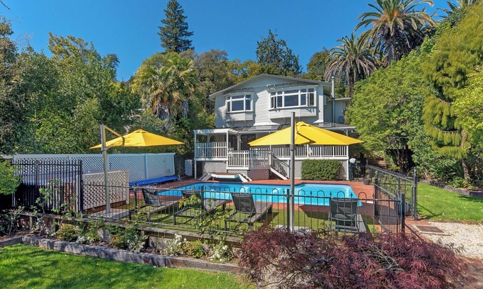 Nelson South House | Camellia House - Swimming Pool, Spa Pool, Walk to City!