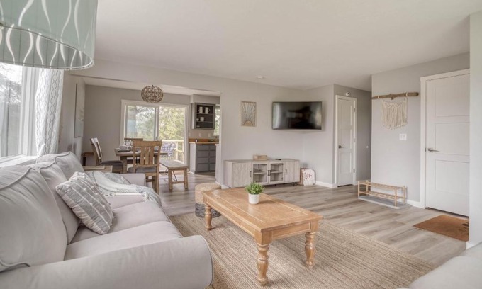 Pacific City House | Camp Street Cottage - Meredith Lodging