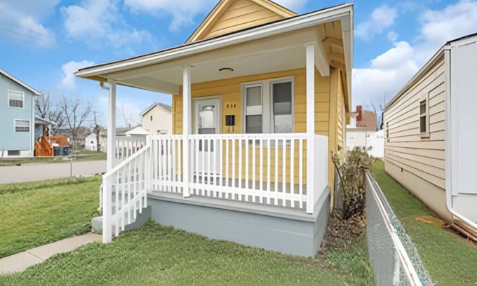 West Columbus House | Campbell’s Buttercup Hideaway