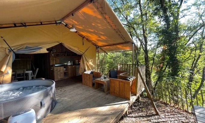 Saint-Constant-Fournoules House | Camping 3 étoiles - Piscine - eec0cd