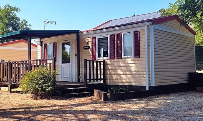 Massillargues-Attuech House | Camping 3 étoiles - Piscine - eebica