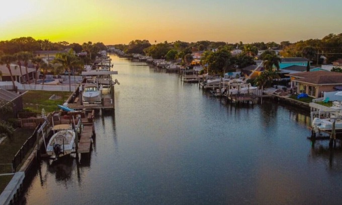 Bay Crest Park House | CANAL Oasis Heated Pool-Hot Tub-Waterfront- Kayaks-Luxury