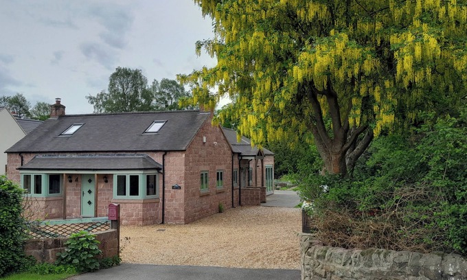 Tunstall House | Canal-side 5-Bed Cottage - Sleeps 10, Pet Friendly