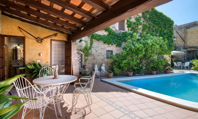 Canapost House | CANAPOST: 16th century farmhouse with private pool