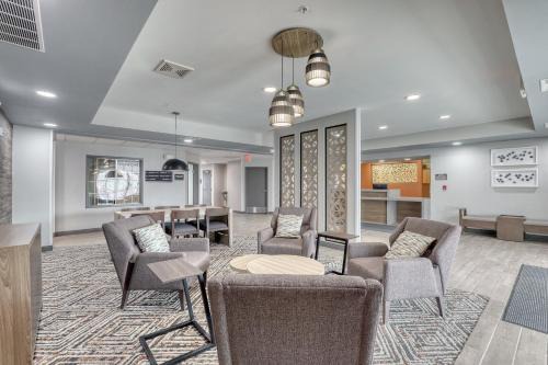 Oak Creek Hotel | Candlewood Suites Milwaukee Airport - Oak Creek by IHG
