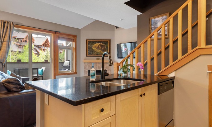 Cougar Creek Resort | Canmore Penthouse Loft/Round Heated Outdoor Pool