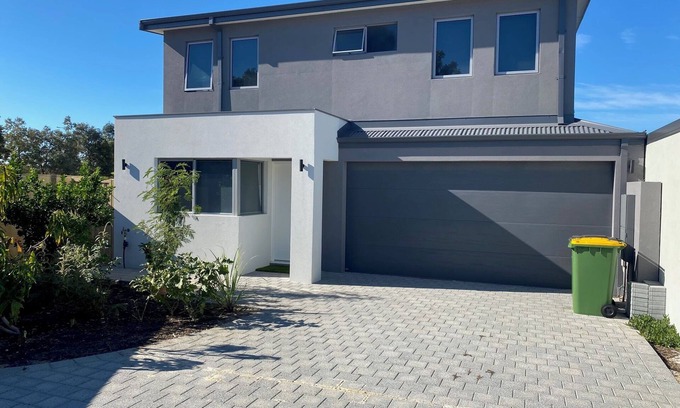 Canning Vale House | Canning Vale Family AccommodationnEasy access to city CBD. Free WiFi