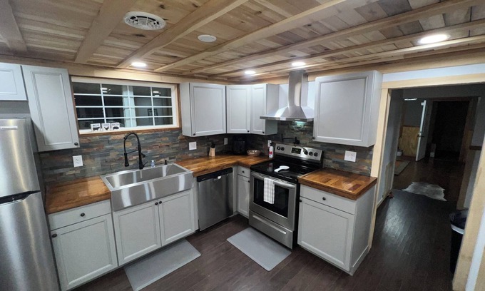 Springfield House | Cannon Cliffside River Retreat- FREE WIFI