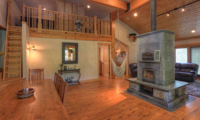 Smithfield Ski Chalet | Canyon Lodge- - 8 Acres - Sleeps 10
