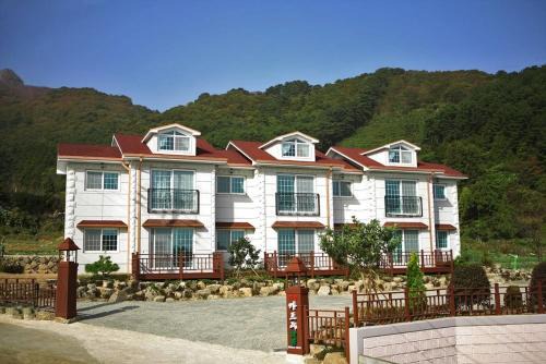 Geoje House | Capri Hakdong Pension