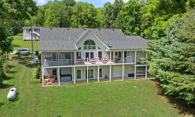 Clarkson Cabin | Captain's Lodge+ Nolin Lake + Mammoth Cave+ Arcade + Hot Tub, Table Tennis + Foosball+ Pizza Oven