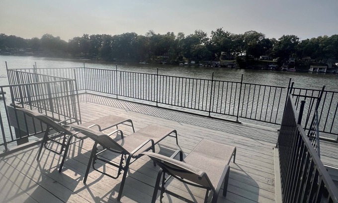 Monticello Cottage | Captain’s Shore: Lake level 3-bedroom cottage, perfect for swimming and fishing